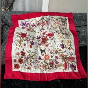 Gucci Scarf Silk Like New